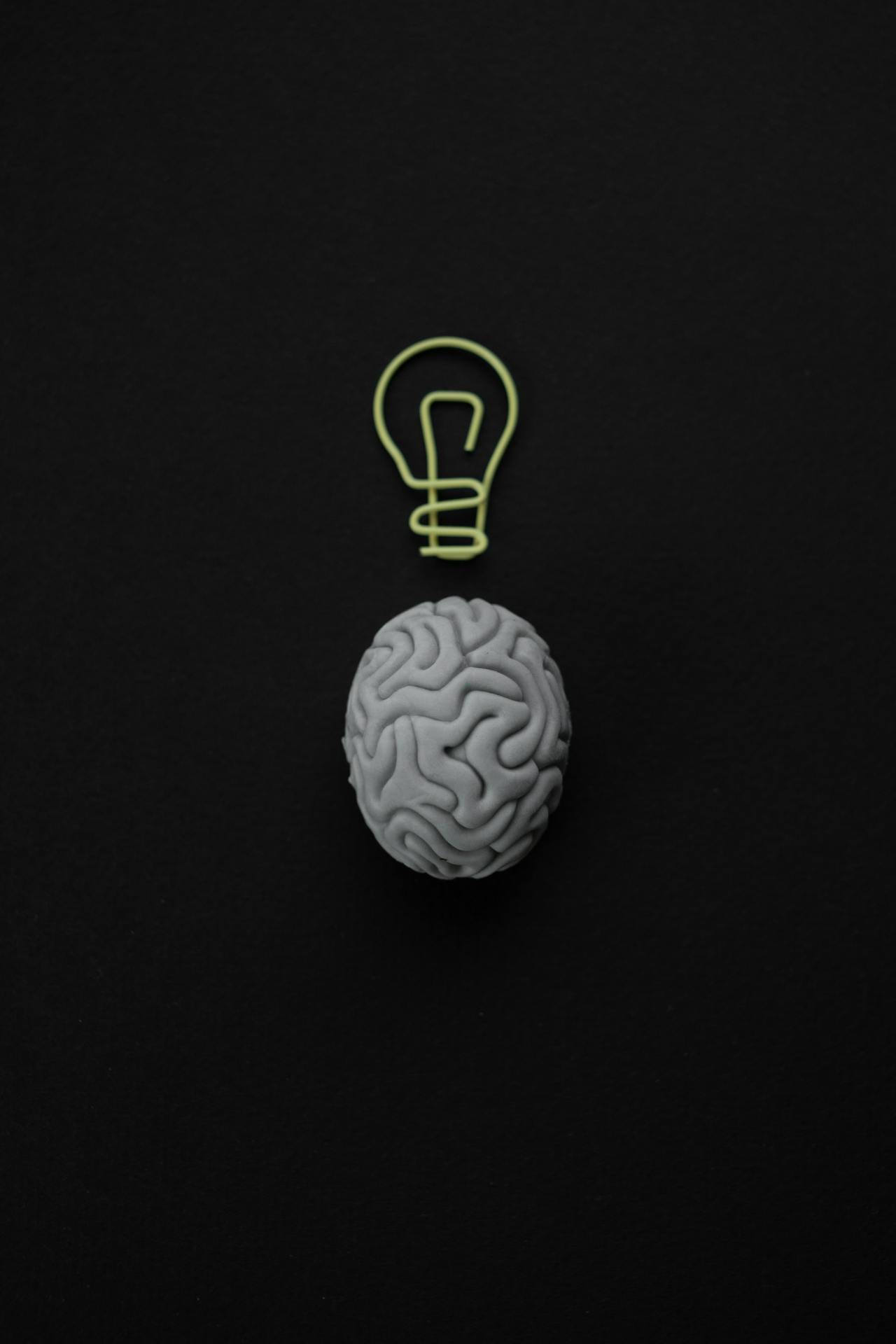 Imagen de cerebro con una bombilla amarilla