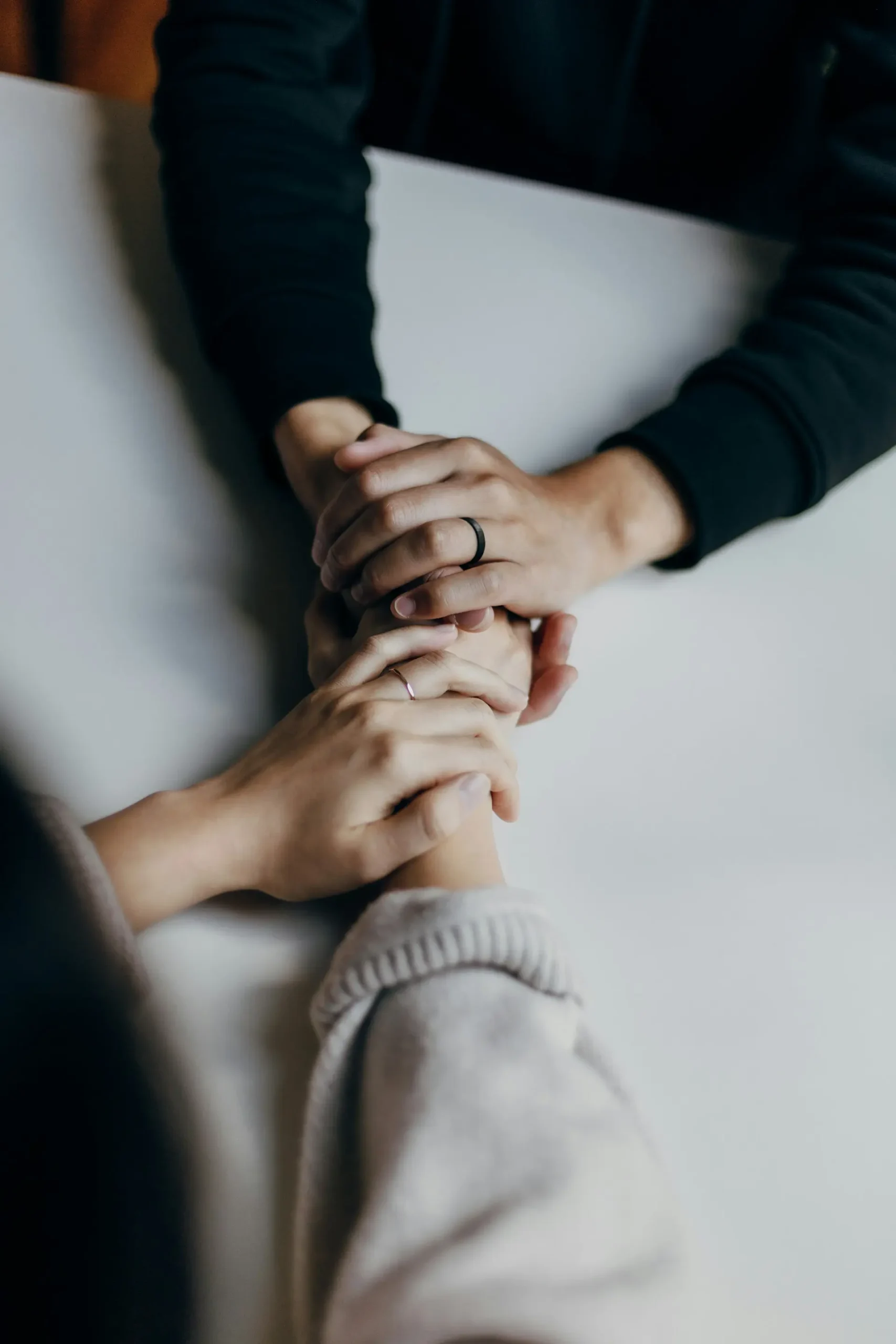 Personas agarradas de la mano en señal de apoyo